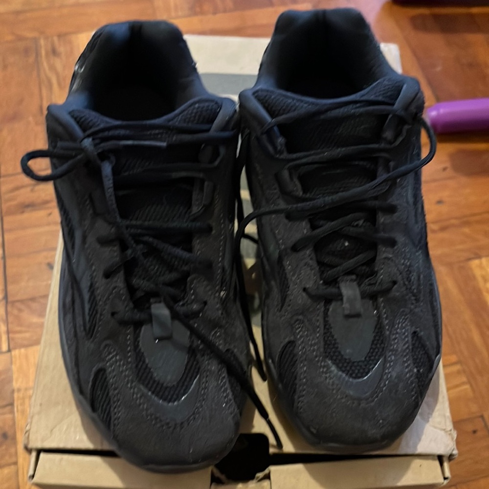 Kids Yeezy sneakers 700 v2 size 3